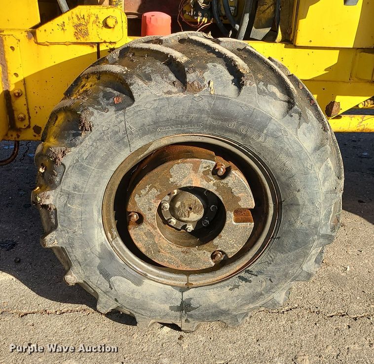 image for item MJ9537 1978 Vermeer M475  rock saw