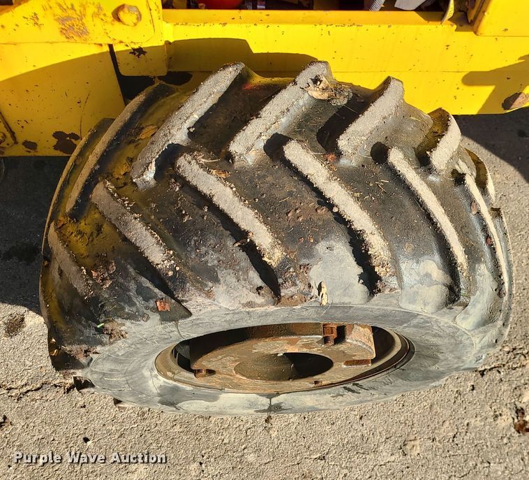 image for item MJ9537 1978 Vermeer M475  rock saw