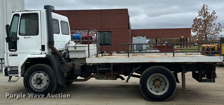 image for item MQ9510 1986  Ford CF6000  flatbed truck