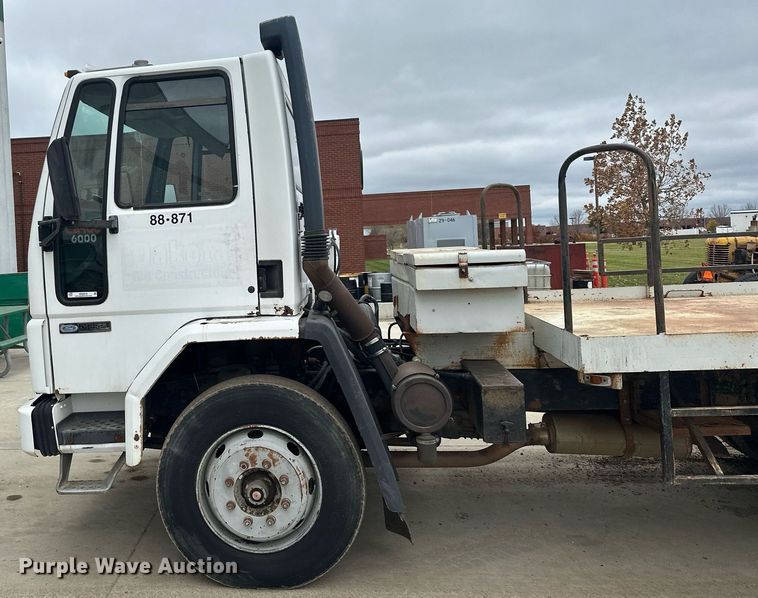 image for item MQ9510 1986  Ford CF6000  flatbed truck