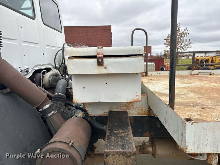 image for item MQ9510 1986  Ford CF6000  flatbed truck