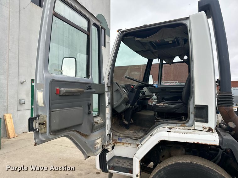 image for item MQ9510 1986  Ford CF6000  flatbed truck