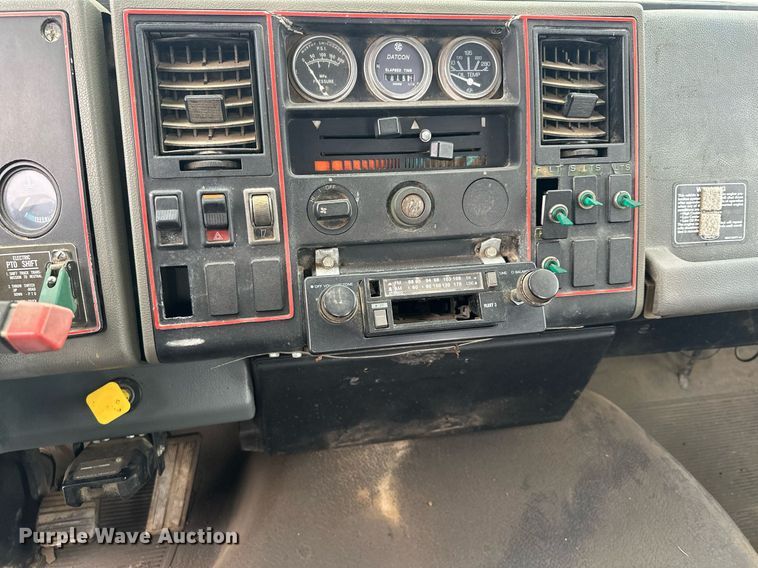 image for item MQ9510 1986  Ford CF6000  flatbed truck