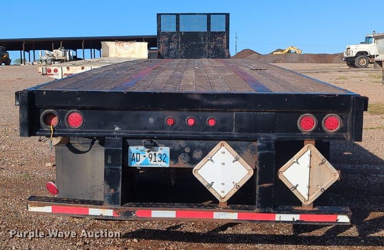 image for item MX9476 2002 Fruehauf flatbed trailer
