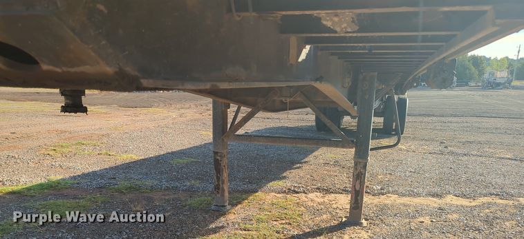 image for item MX9476 2002 Fruehauf flatbed trailer