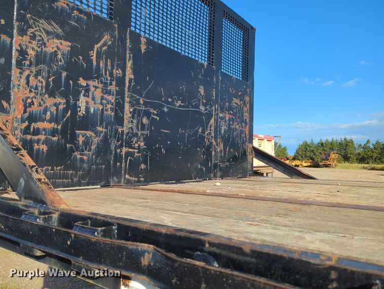 image for item MX9476 2002 Fruehauf flatbed trailer