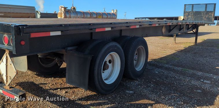 image for item MX9476 2002 Fruehauf flatbed trailer