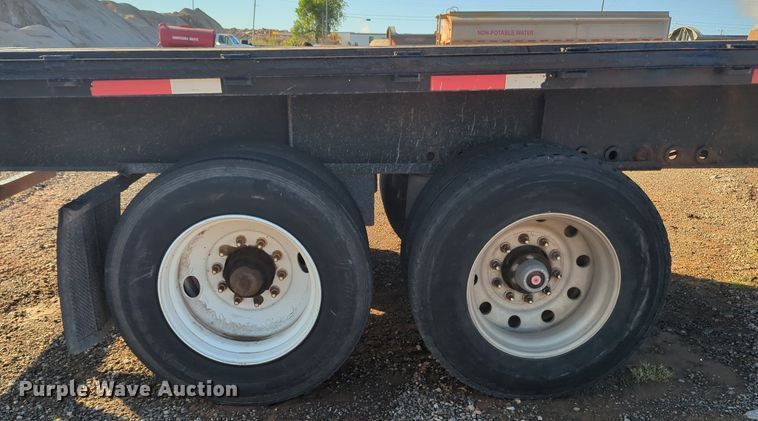 image for item MX9476 2002 Fruehauf flatbed trailer