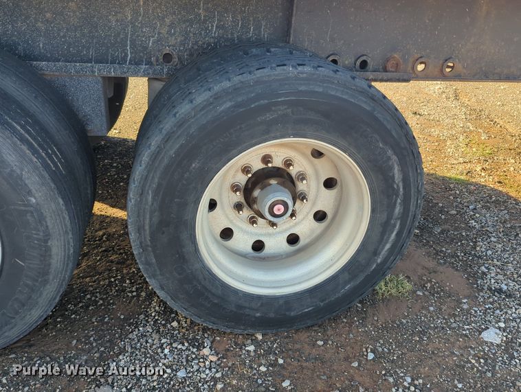 image for item MX9476 2002 Fruehauf flatbed trailer