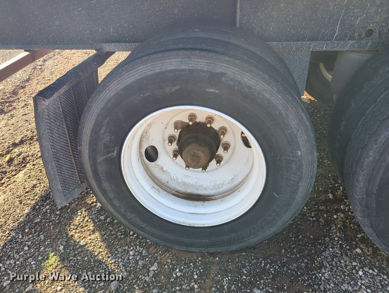 image for item MX9476 2002 Fruehauf flatbed trailer