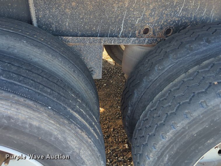 image for item MX9476 2002 Fruehauf flatbed trailer