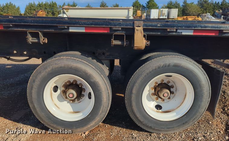 image for item MX9476 2002 Fruehauf flatbed trailer