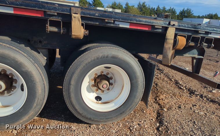 image for item MX9476 2002 Fruehauf flatbed trailer