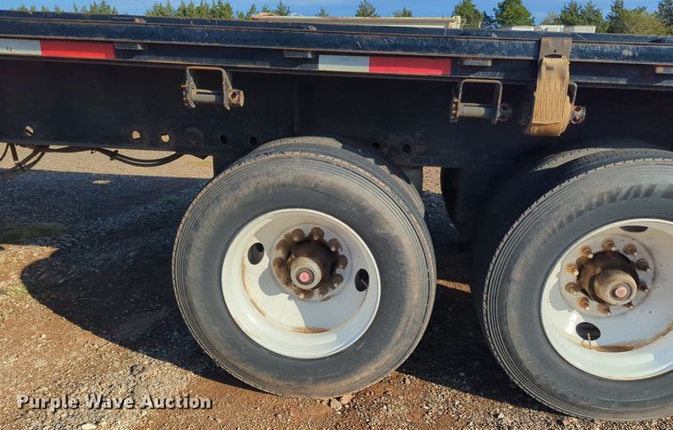 image for item MX9476 2002 Fruehauf flatbed trailer