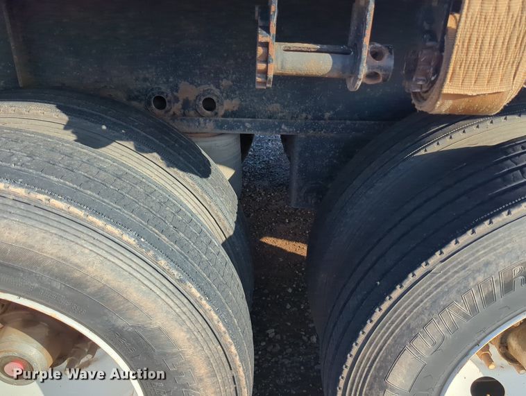 image for item MX9476 2002 Fruehauf flatbed trailer