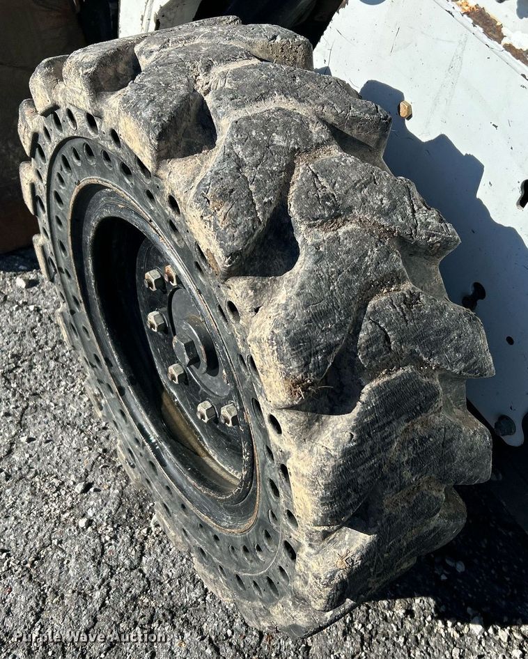 image for item NE9554 2012 Bobcat S175  skid steer loader