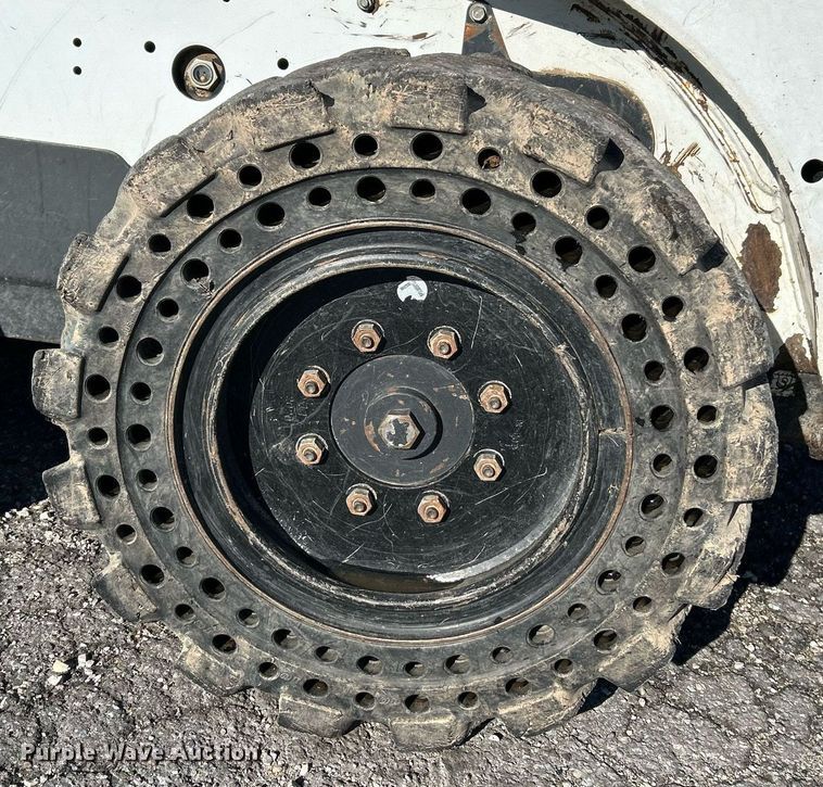 image for item NE9554 2012 Bobcat S175  skid steer loader