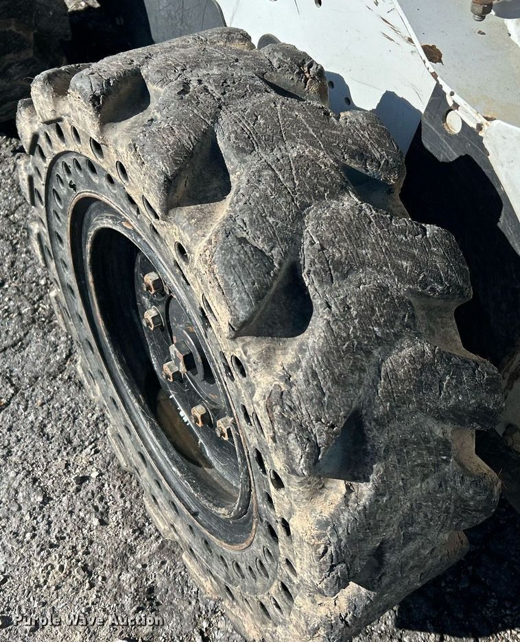 image for item NE9554 2012 Bobcat S175  skid steer loader