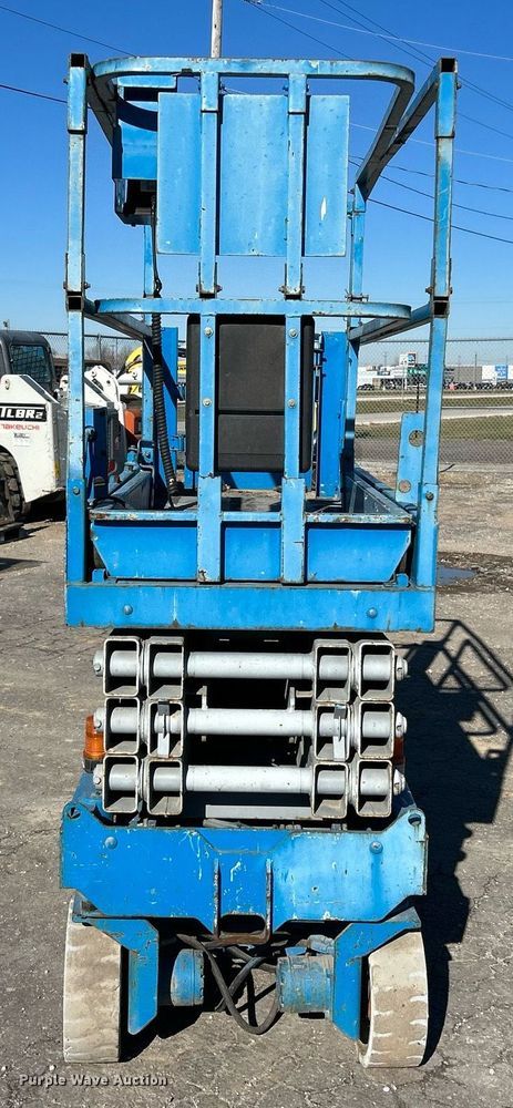 image for item NE9567 2005 Genie GS-2632  scissor lift