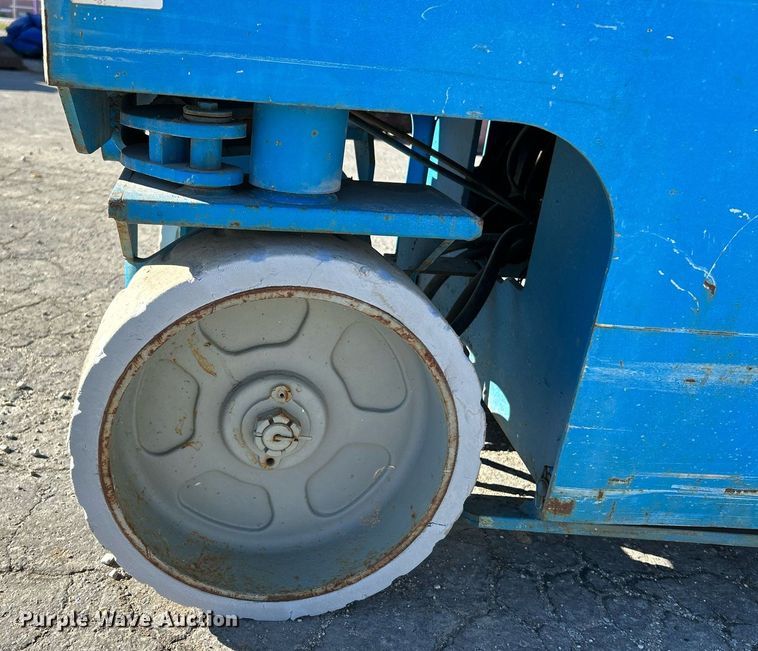 image for item NE9567 2005 Genie GS-2632  scissor lift