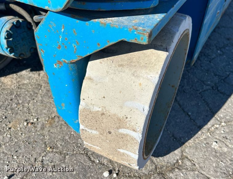 image for item NE9567 2005 Genie GS-2632  scissor lift