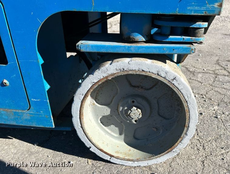 image for item NE9567 2005 Genie GS-2632  scissor lift