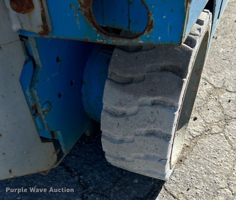 image for item NE9567 2005 Genie GS-2632  scissor lift