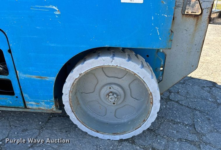 image for item NE9567 2005 Genie GS-2632  scissor lift