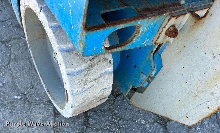 image for item NE9567 2005 Genie GS-2632  scissor lift