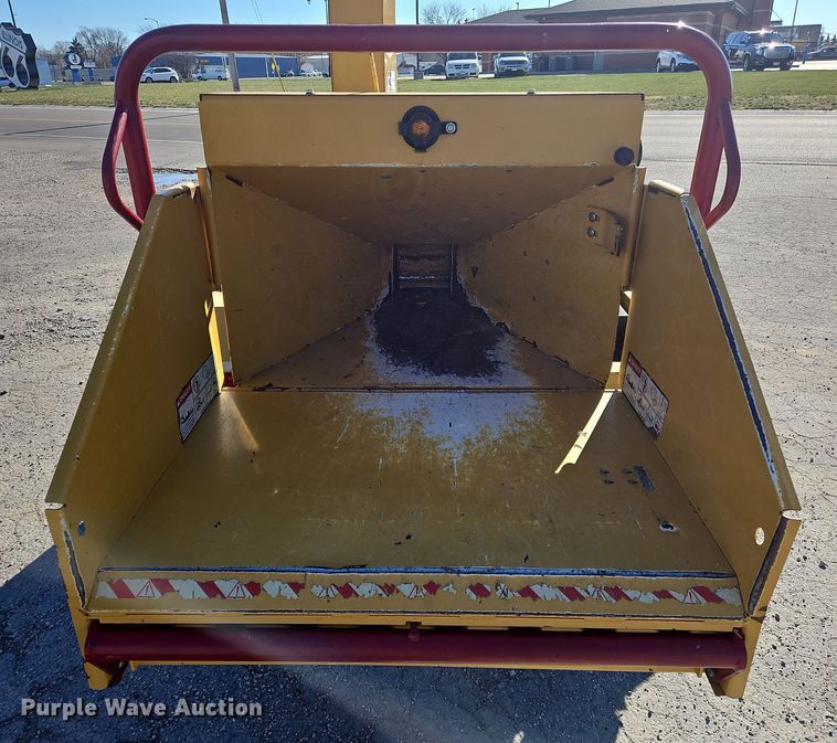 image for item NE9572 2015 Vermeer BC700XL  wood chipper