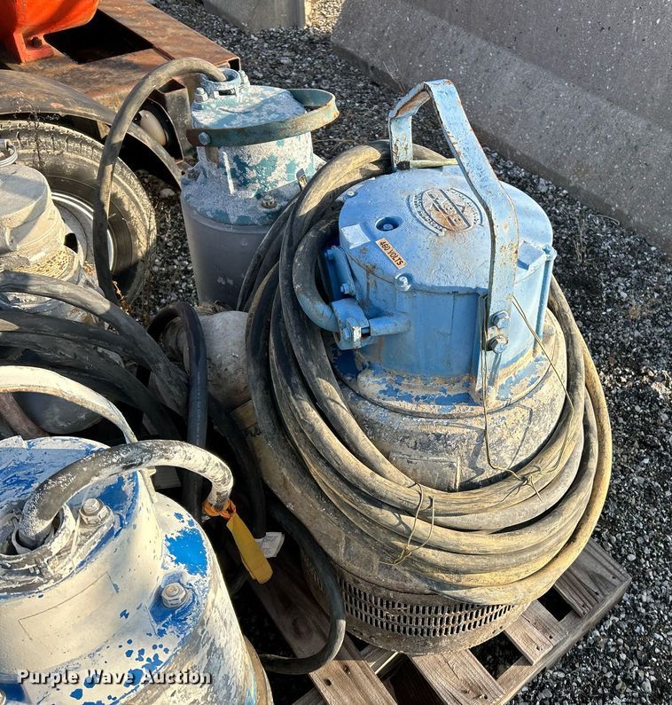 image for item NE9634 (4) submersible pumps