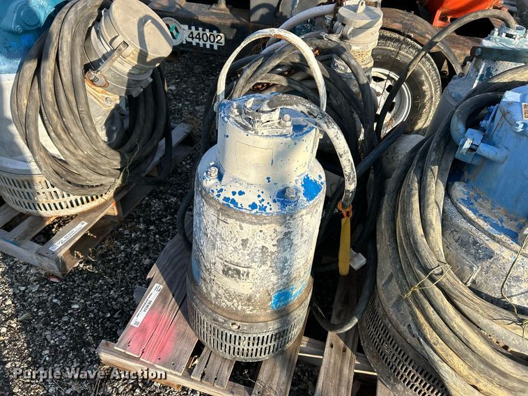 image for item NE9634 (4) submersible pumps