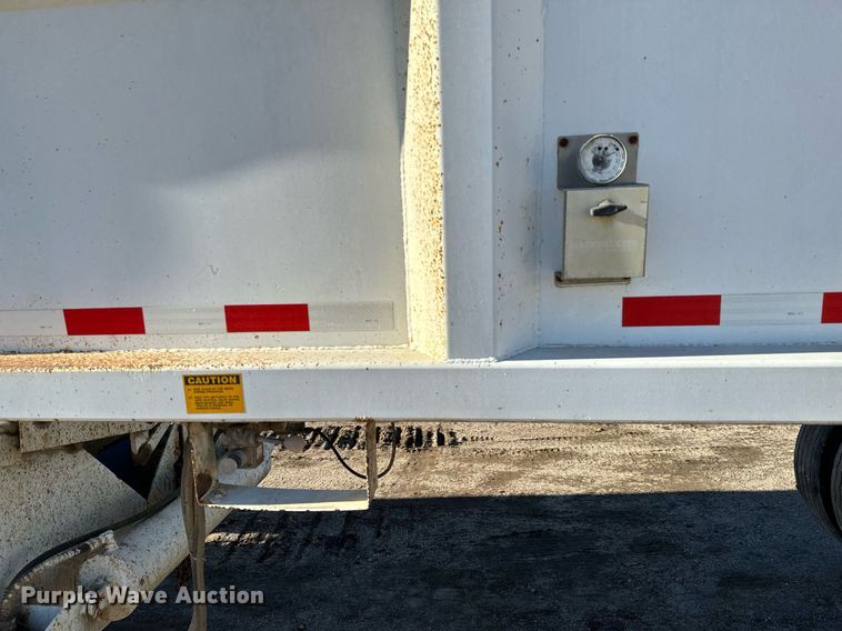 image for item NI9590 2005 Corn Belt S-4202  bottom dump trailer