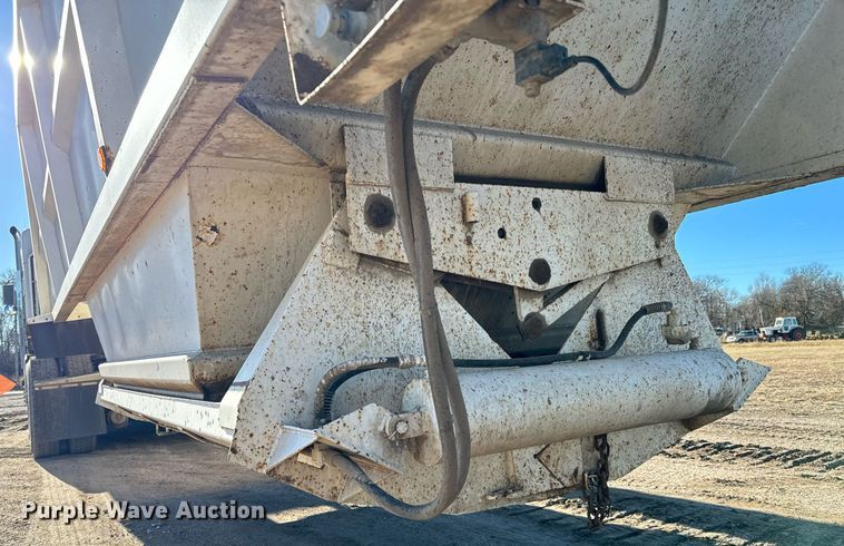 image for item NI9590 2005 Corn Belt S-4202  bottom dump trailer
