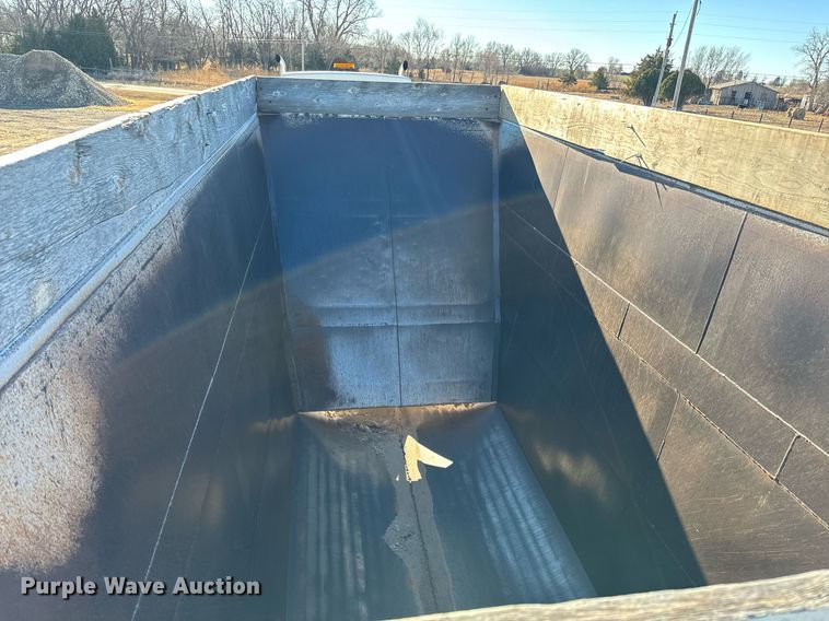 image for item NI9590 2005 Corn Belt S-4202  bottom dump trailer