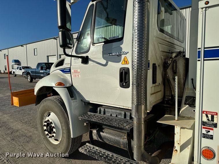 image for item NI9598 2011 International 4300  bucket truck