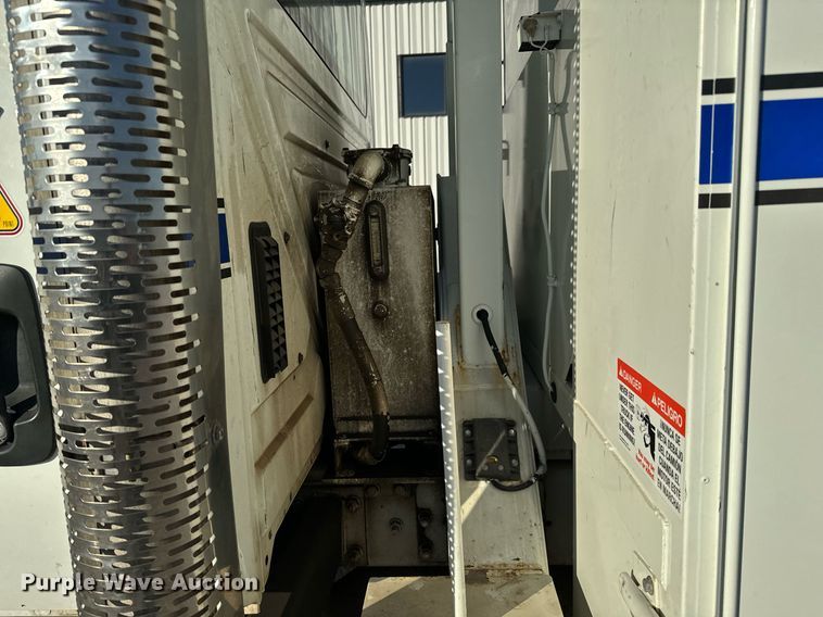 image for item NI9598 2011 International 4300  bucket truck