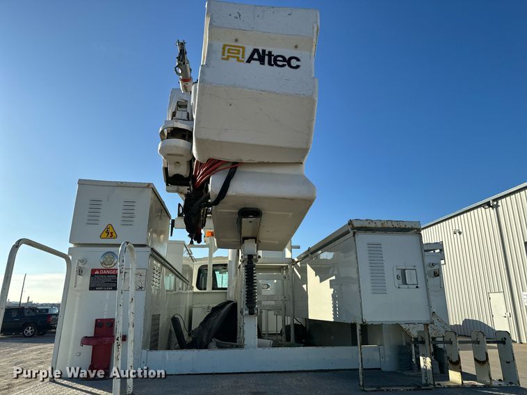 image for item NI9598 2011 International 4300  bucket truck