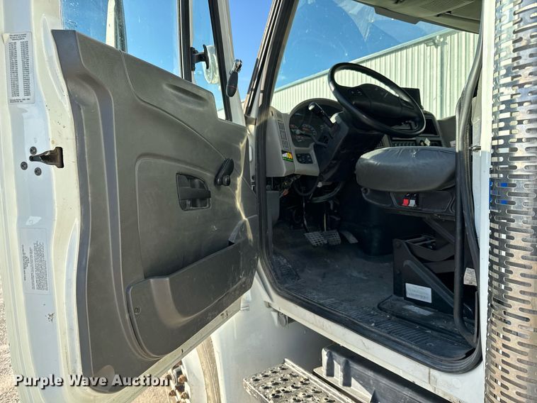 image for item NI9598 2011 International 4300  bucket truck