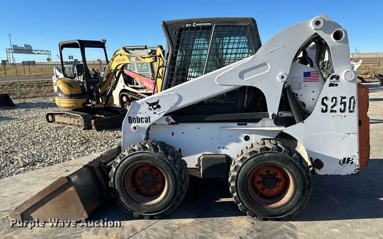 image for item NI9644 2002 Bobcat S250  skid steer loader