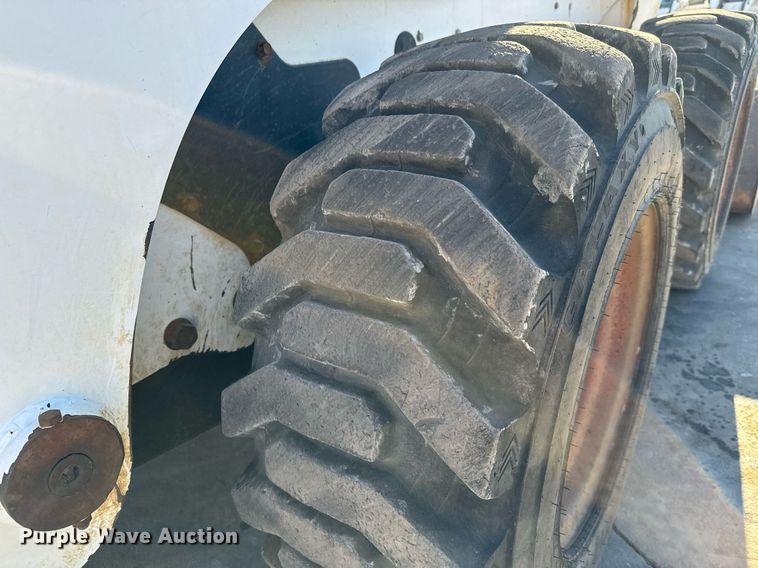 image for item NI9644 2002 Bobcat S250  skid steer loader