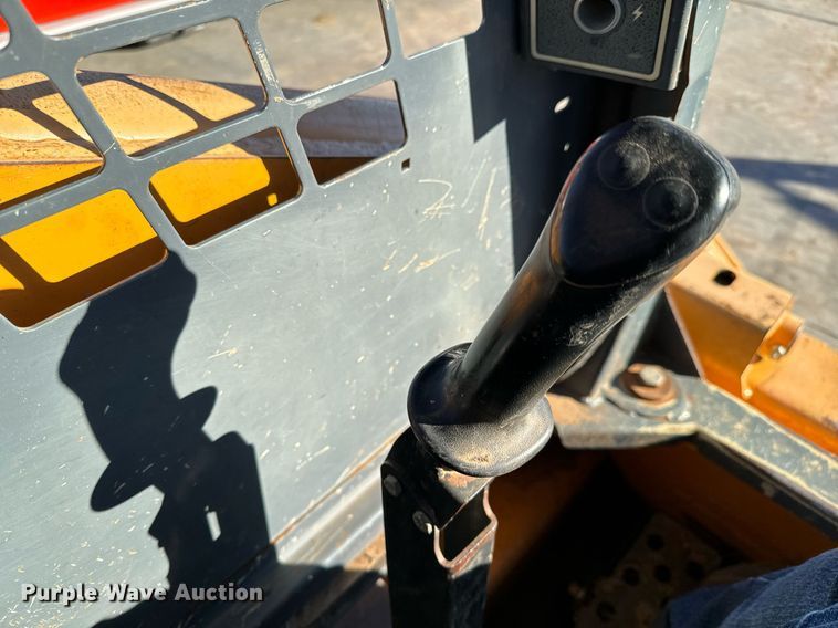 image for item NI9645 2006 Mustang 2076  skid steer loader