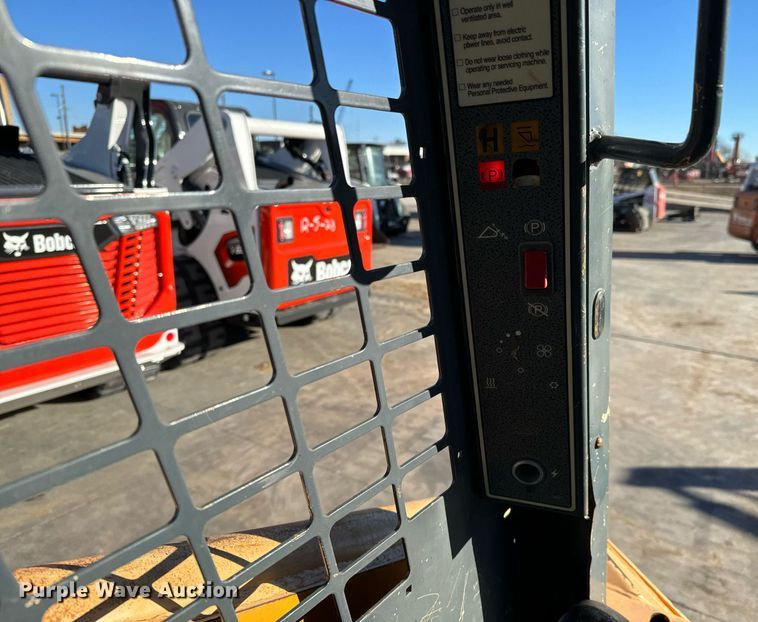 image for item NI9645 2006 Mustang 2076  skid steer loader