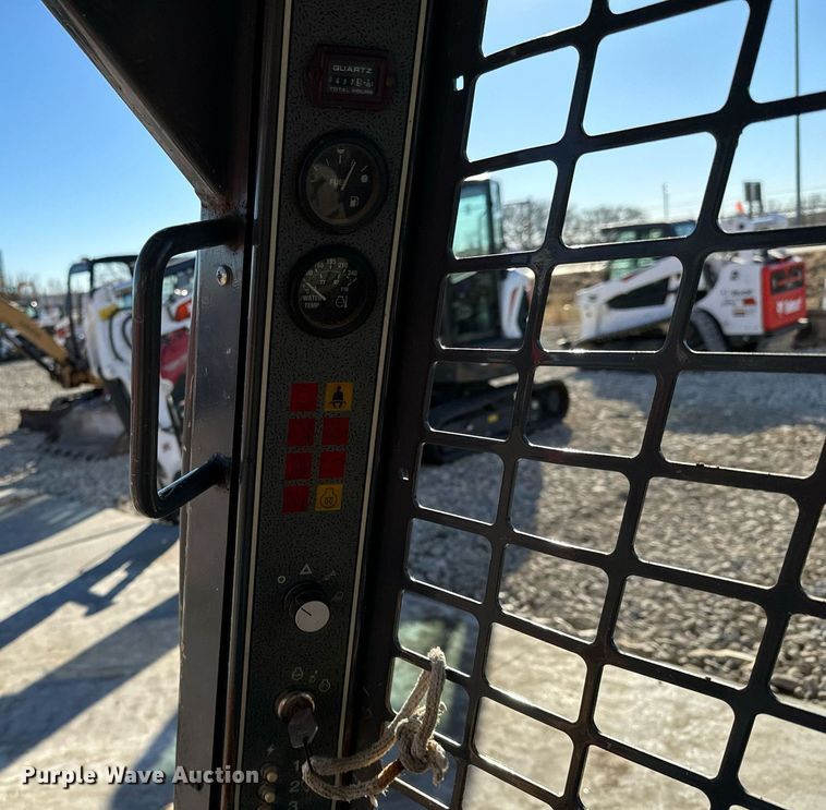 image for item NI9645 2006 Mustang 2076  skid steer loader