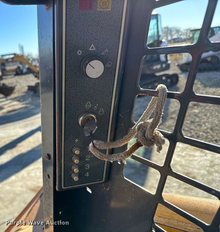 image for item NI9645 2006 Mustang 2076  skid steer loader