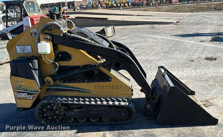 image for item NI9646 2006 Vermeer S600TX  compact utility loader