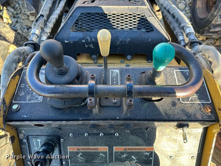 image for item NI9646 2006 Vermeer S600TX  compact utility loader