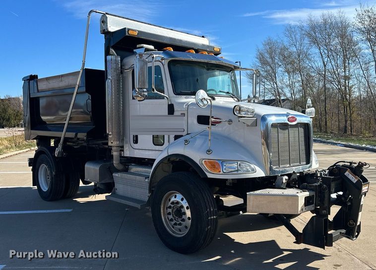 image for item NL9272 2017 Peterbilt 348  hook lift truck