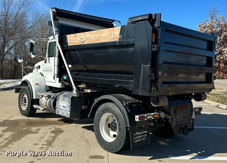 image for item NL9272 2017 Peterbilt 348  hook lift truck