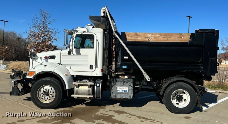 image for item NL9272 2017 Peterbilt 348  hook lift truck